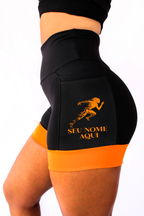 Shorts Corredora Estilizada Laranja + Seu nome (punho laranja)